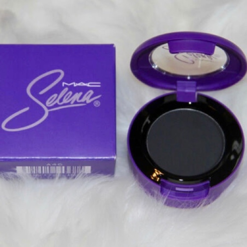 NIB MAC // Selena Eyeshadow Is It The Beat